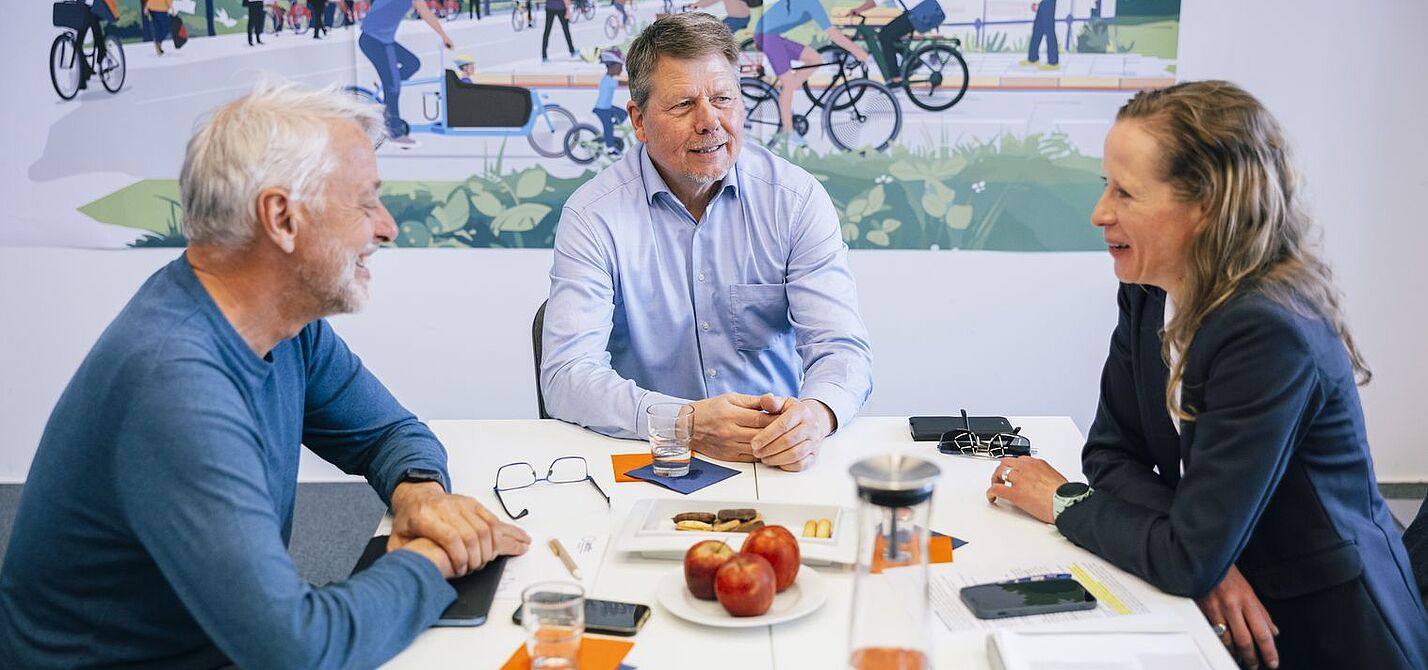Frank Masurat, Dr. Joachim Lohse und Dr. Caroline Lodemann (v. l. n. r.) diskutieren die ADFC-Vision Fahrradland-Plus.