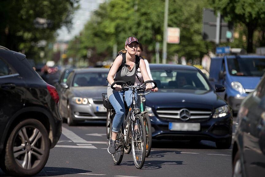 Lebenswert? Autos dominieren auf den Straßen. Fahrradfahren im täglichen Verkehr