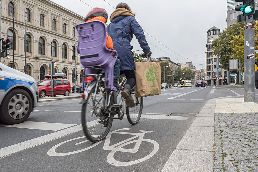 Fahrradfahren in der Stadt Fahrradfahren in der Stadt. Hier: Invalidenstraße, Berlin-Mitte.